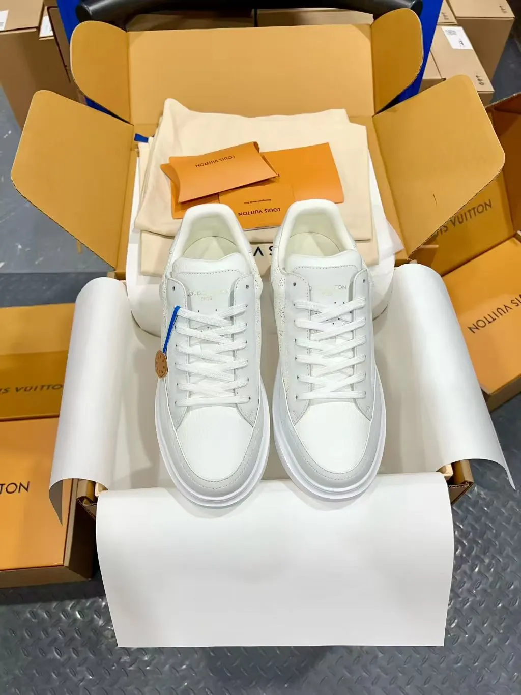👟👟Ex-factory price 640👟👟 Vuitton Louis Vuitton Beⅴerly Hⅰll men's casual sports shoes white shoes —————————— Good looks and handsome feet, every color is huge and beautiful! A must-have item for fashionistas 🛍 Original custom-made embossed grained calfskin (not superfiber leather on the market, everyone needs to distinguish it!) symmetrical old pattern washed denim; all accessories and accessories are customized according to the original 1:1. Even the color matching of the shoelaces is customized 1:1. Original identical private model TPU outsole. Many clever little designs must have the original version to see that they are well done. The quality lies in the details! The original consistent chip tag can be directly entered into the LV official website 😏 Purchasing agent for ceiling level. Full set of Jingmei aircraft box packaging. Please look for our quality‼ ️ Please pay attention to distinguish the currency materials on the market! Code number: 37-45